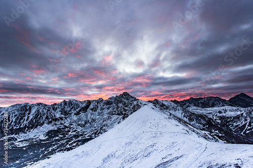 Fototapeta Naklejka Na Ścianę i Meble -  Świt w Tatrach