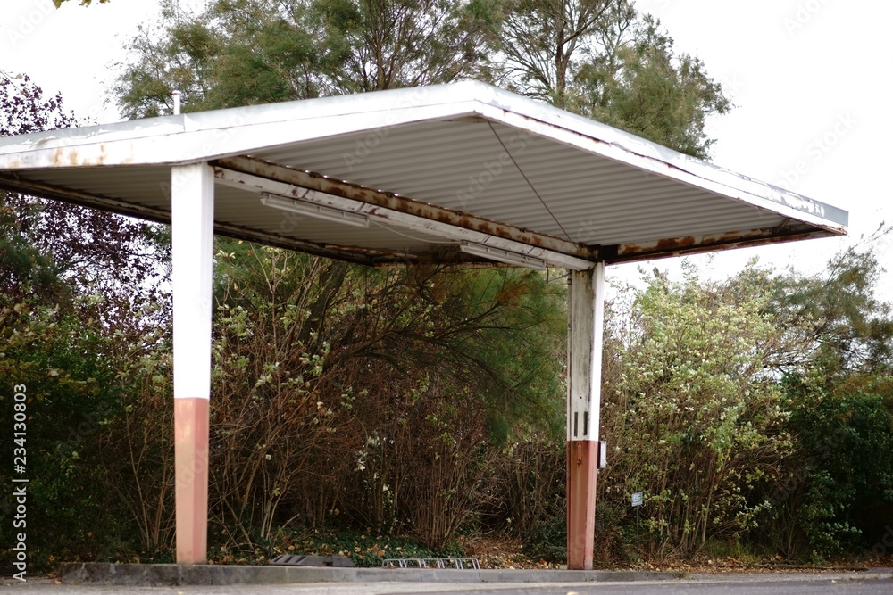 Stillgelegte Tankstelle / Der Unterstand einer stillgelegten Tankstelle mit einem Wellblechdach und Stahlträgern. .