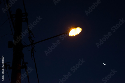 lamp in the night © Eduardo