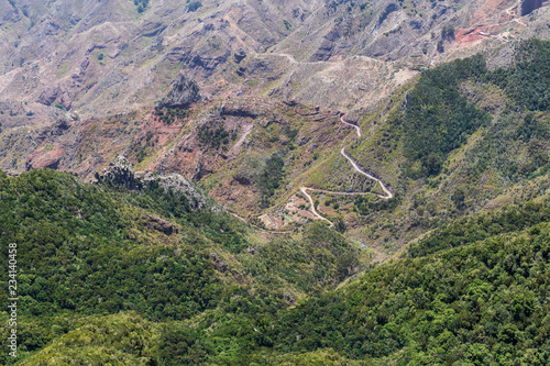 steile und kurvige Straße im Anaga Gebirge - Teneriffa