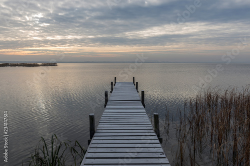 Sonnenaufgang am See und Steg mit Raureif © Inge H.