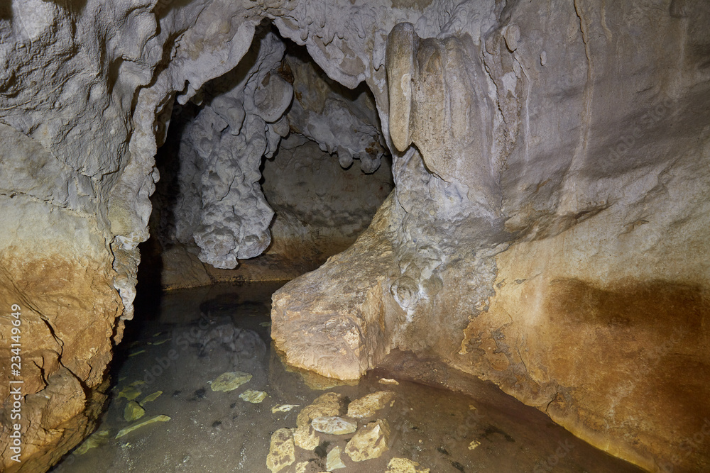 Obraz premium Cave with a lake inside