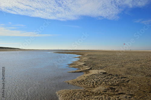 Fototapeta Naklejka Na Ścianę i Meble -  Nadmorskie wybrzeże, plaża i morze pod niebieskim niebem z chmurami.