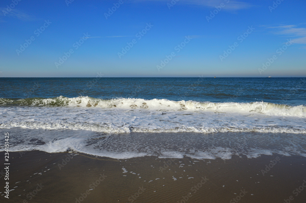 Fala morska wdzierająca się na plażę podczas odpływu i przypływu morza.