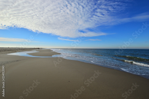 Fala morska wdzierająca się na plażę podczas odpływu i przypływu morza.