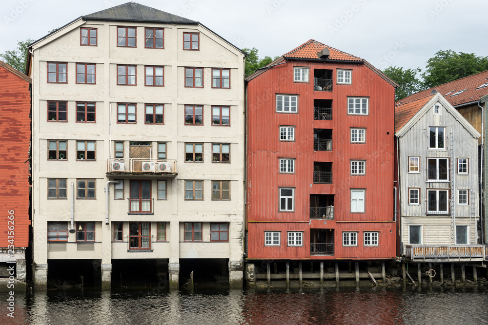 Naklejka premium Speicherhäuser am Fluss Nidelv in Trondheim
