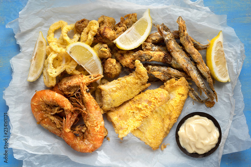 Obraz na płótnie rustic italian fried seafood fritto misto w salonie