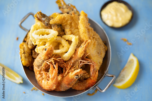 Obraz na płótnie rustic italian fried seafood fritto misto w salonie