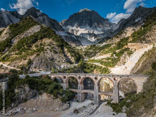 Quadro su tela Colonnata village and Carrara mountains