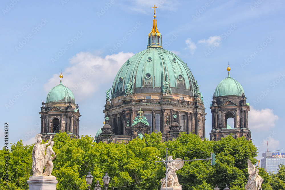 Fototapeta premium Berliner Dom Sehenswürdigkeit in Berlin