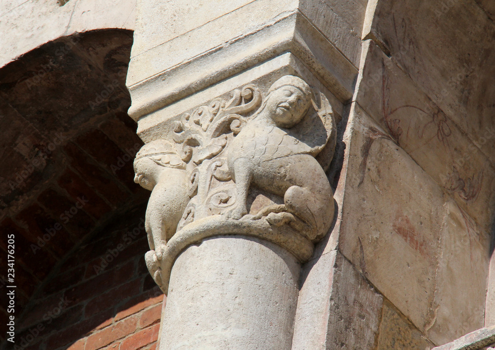 Duomo di Modena; capitello figurato con arpie