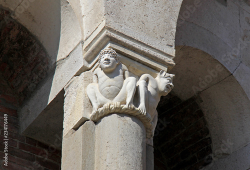 Duomo di Modena; capitello con figure di demoni photo