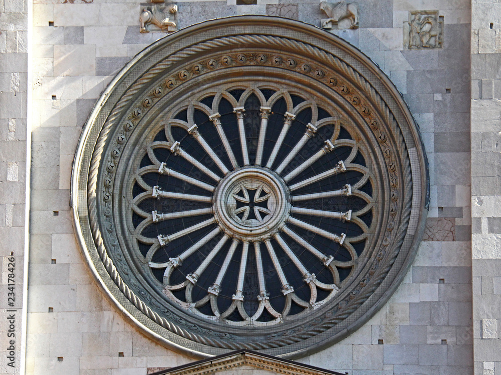 Duomo di Modena; il rosone in facciata