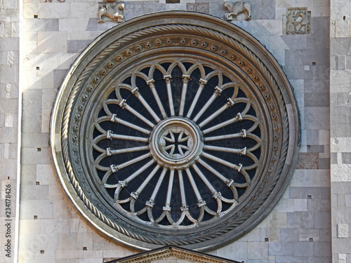 Duomo di Modena; il rosone in facciata