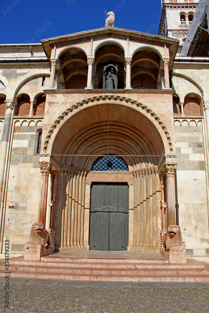 il grande portale meridionale del Duomo di Modena (Porta dei Principi)