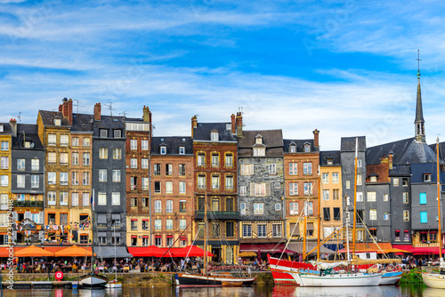Foto The harbour of Honfleur, Normandy, France with yachts