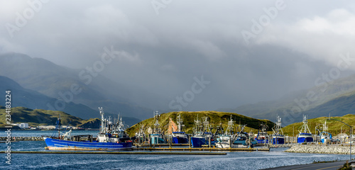 Quadro em tela A Front Bow View of Alaskan Fishing Crab Boats at Port in Dutch Harbor Alaska