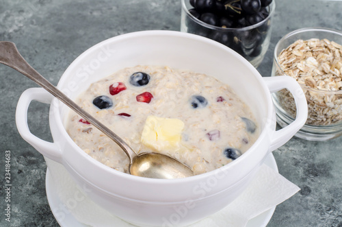 Oatmeal with butter and berries