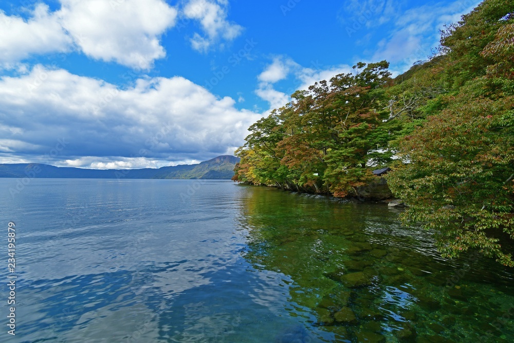 十和田湖畔の秋の情景