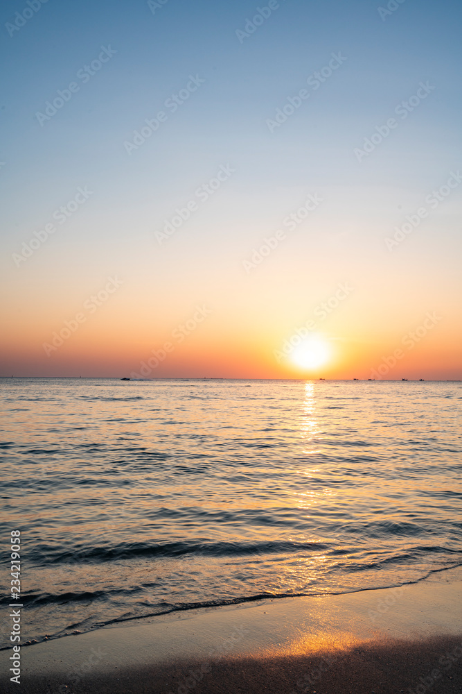 Obraz premium The Beach at Sunset Time