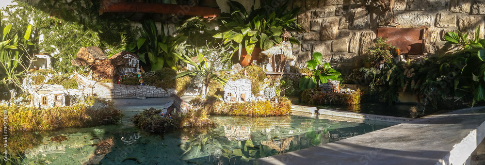 Fototapeta premium le lavoir et les crèches flottantes sur le parcours de crèche de noël au village médiéval de Lucéram Peïra Cava sur la Côte d'Azur, Provence France