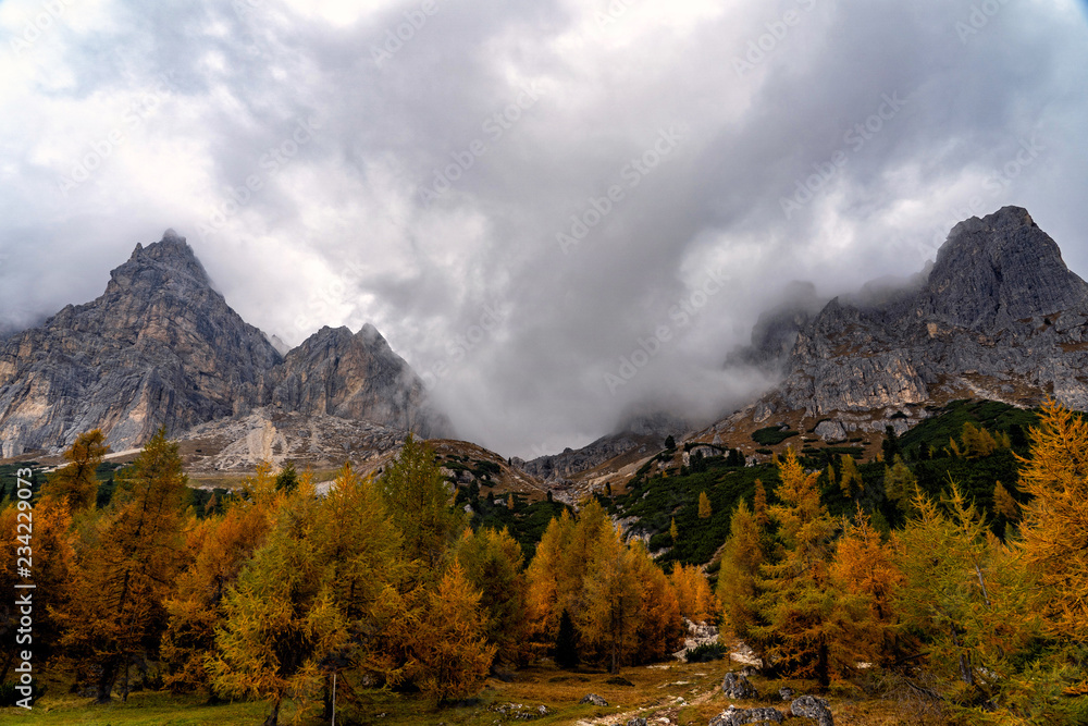 Obraz premium Colorful scenic view of majestic Dolomites mountains in Italian Alps.