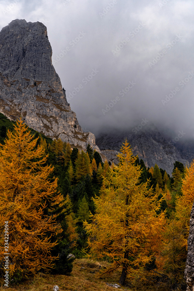 Obraz premium Colorful scenic view of majestic Dolomites mountains in Italian Alps.