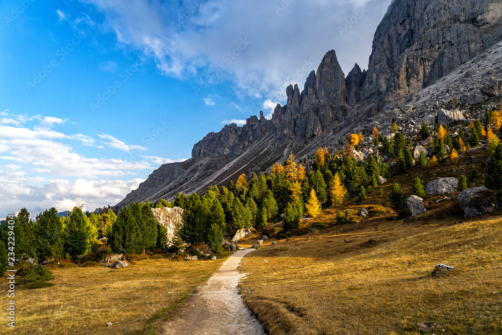 Obraz premium Mountain trails path in the Dolomites, Italy.