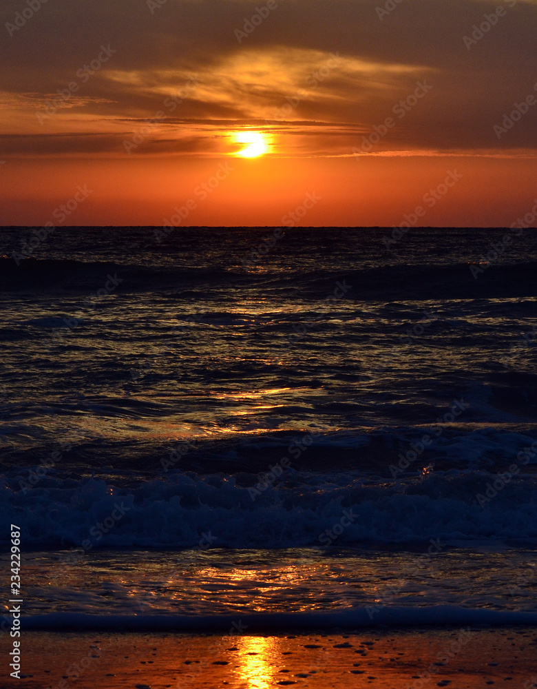 Obraz premium Dramatic sunrise at the ocean