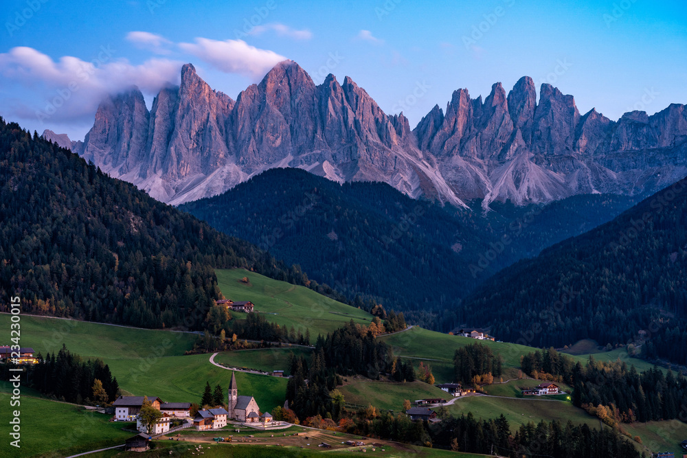 Obraz premium Night photo of Santa Magdalena village in front of the Geisler or Odle Dolomites Group.