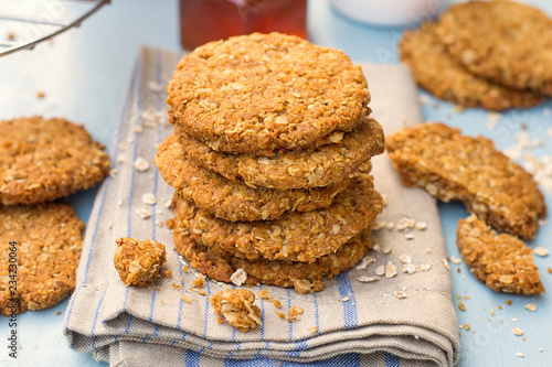 Foto Traditional homemade Anzac biscuits with oats and coconut
