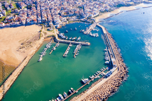 vista aerea di un porto in sicilia con barche attraccate