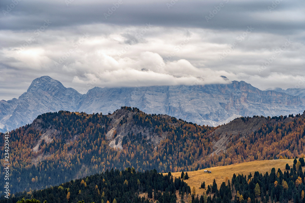 Obraz premium Colorful scenic view of majestic Dolomites mountains in Italian Alps.