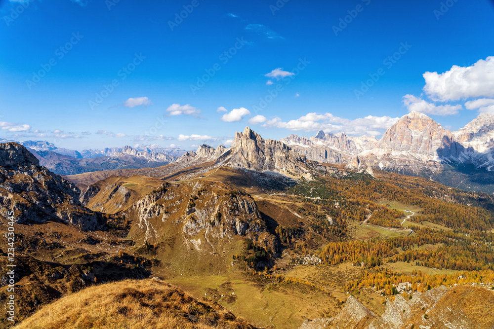 Obraz premium Landscape shot at the Passo di Giau, in the the Italian Dolomites, during autumn time.