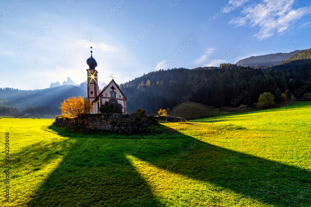 Obraz premium St Johann Church, Santa Maddalena, Val Di Funes, Dolomites, Italy.