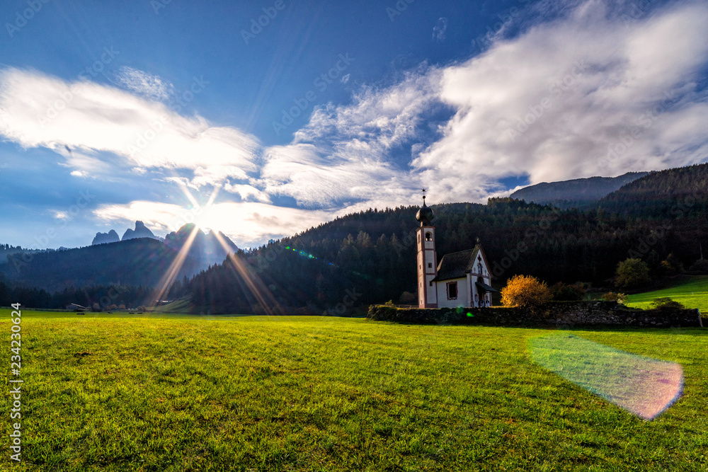 Obraz premium St Johann Church, Santa Maddalena, Val Di Funes, Dolomites, Italy.