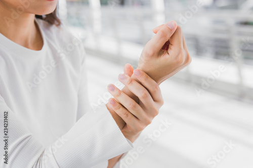 Foto closeup business women holding rub her wrist pain from using computer