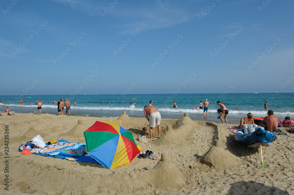 faire un château de sable,sur la plage, à Marseillan plage, sur la méditerranée pendant les vacances faire un château de sable,sur la plage, à Marseillan plage, sur la méditerranée pendant les vacances