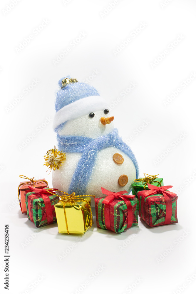 Obraz premium snow man doll with gift boxs isolated white background.