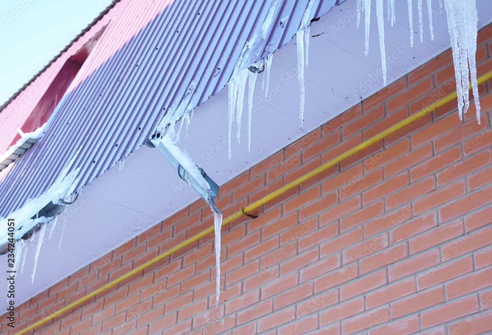 Foto de Broken Rain Gutters. Ice dam. Closeup on new broken rain gutter ...