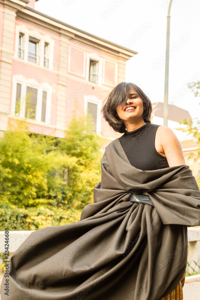 Naklejka premium Indian woman posing in an urban context