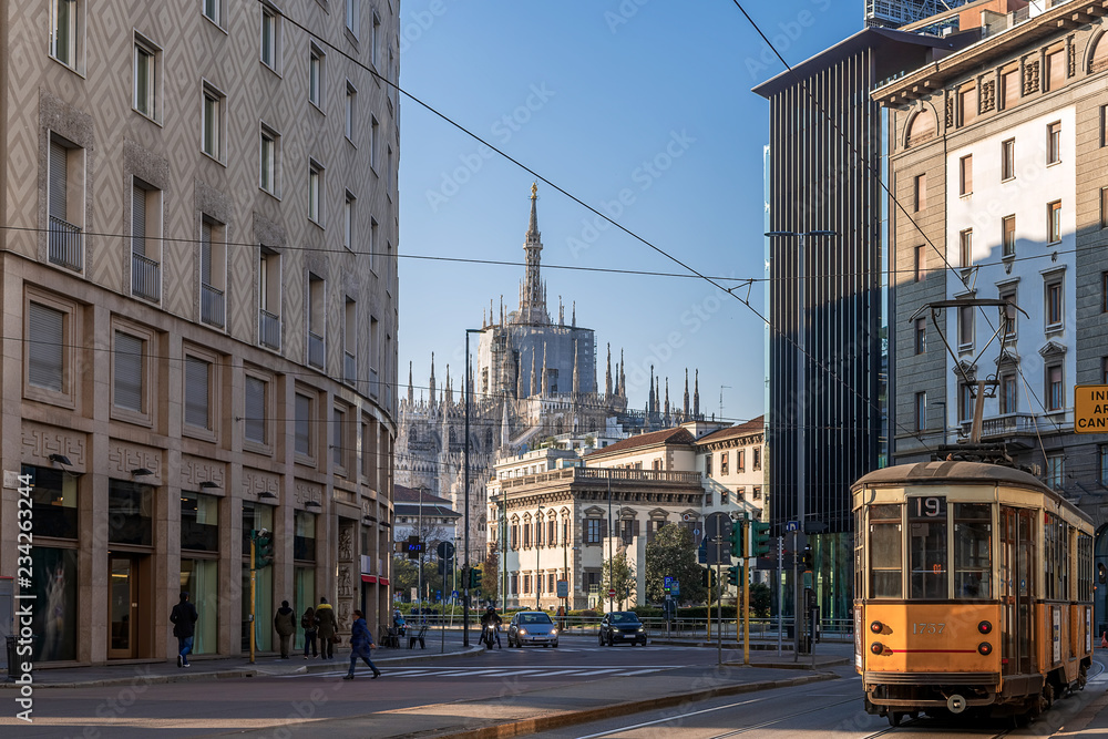 Obraz premium Walking in Milan to the Duomo