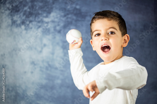 Obraz na plátně Little making a throw ball of baseball