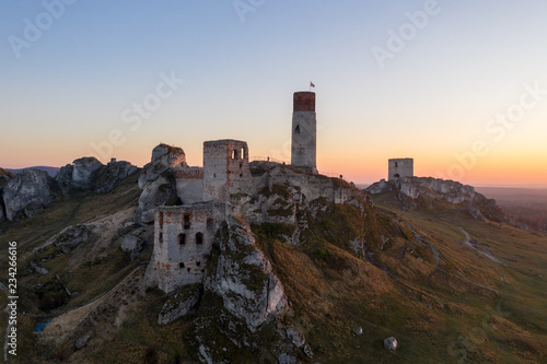 ruiny   redniowiecznego zamku o zachodzie s  o  ca Olsztyn