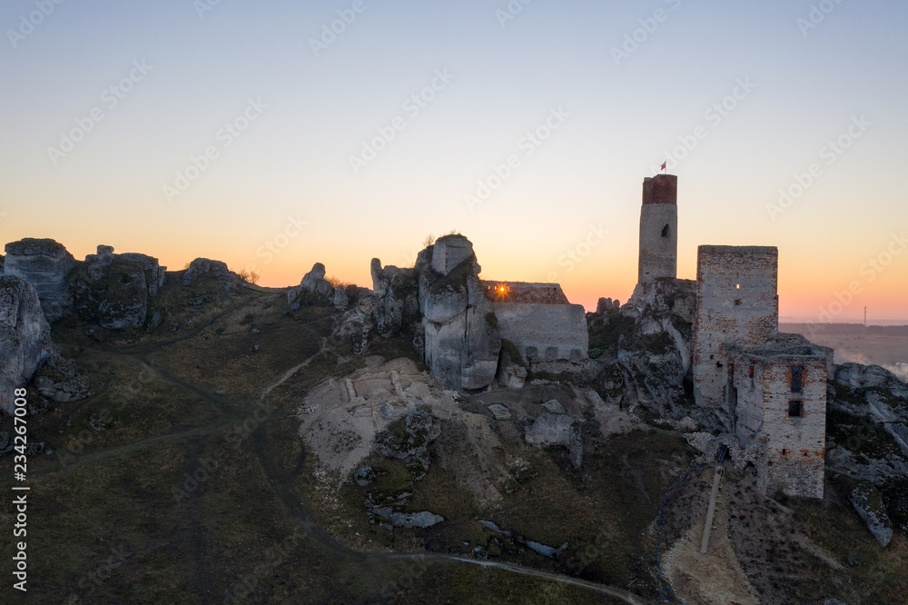 ruiny średniowiecznego zamku o zachodzie słońca Olsztyn