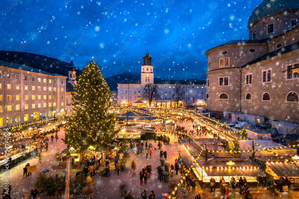 Obraz premium Jarmark bożonarodzeniowy w Salzburgu na Domplatz w zimie, Austria