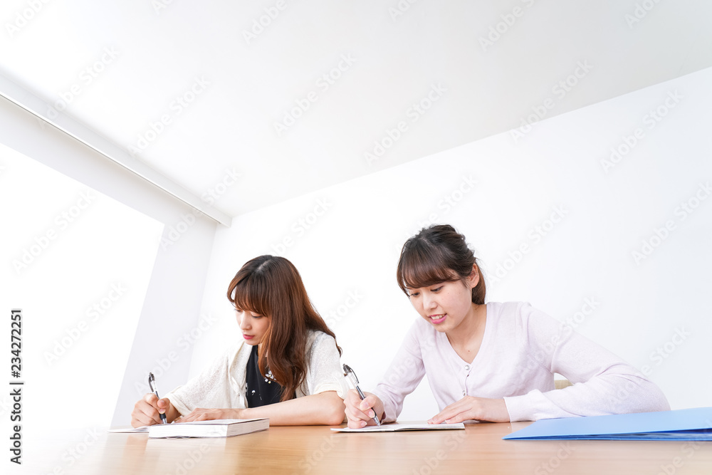 勉強する2人の女性 勉強する2人の女性