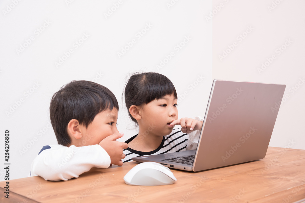 パソコンをする子供 パソコンをする子供