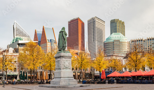 Schilderij op canvas Panorama photo of the statue of William of Orange on het Plein in the Hague in a