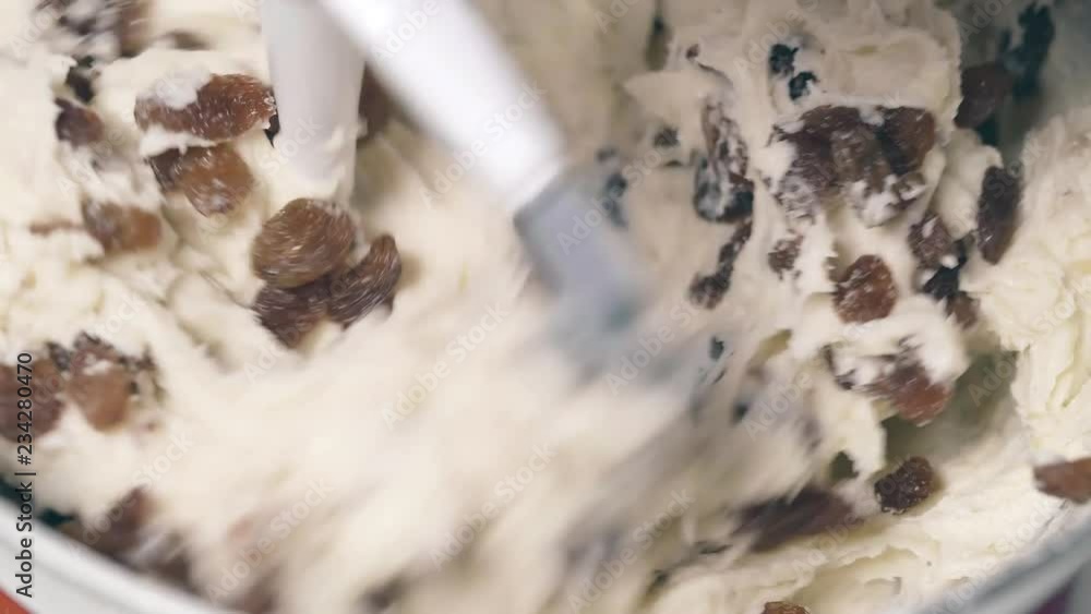 Making muffin dough with rasins in a mixer 素材庫影片 | Adobe Stock